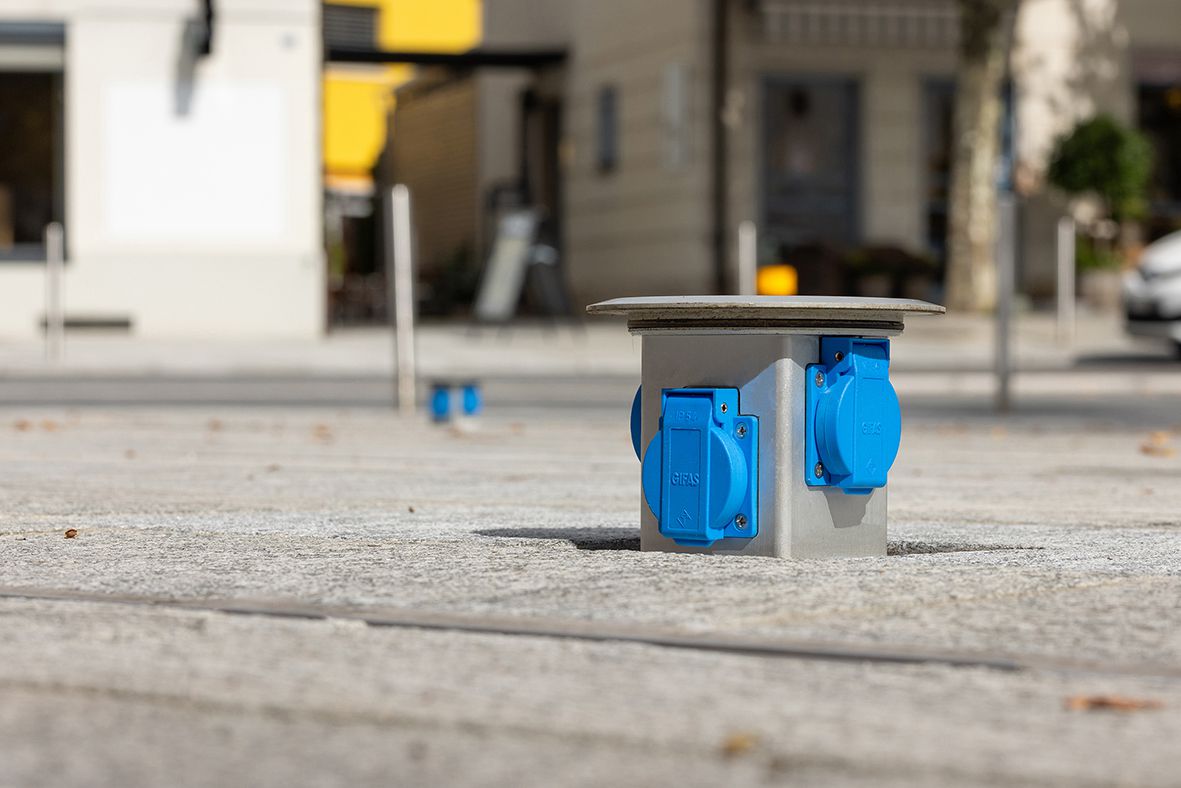 Bodensteckdose mit mehreren Steckdosen für eine dezente und sichere Stromversorgung im öffentlichen Aussenbereich