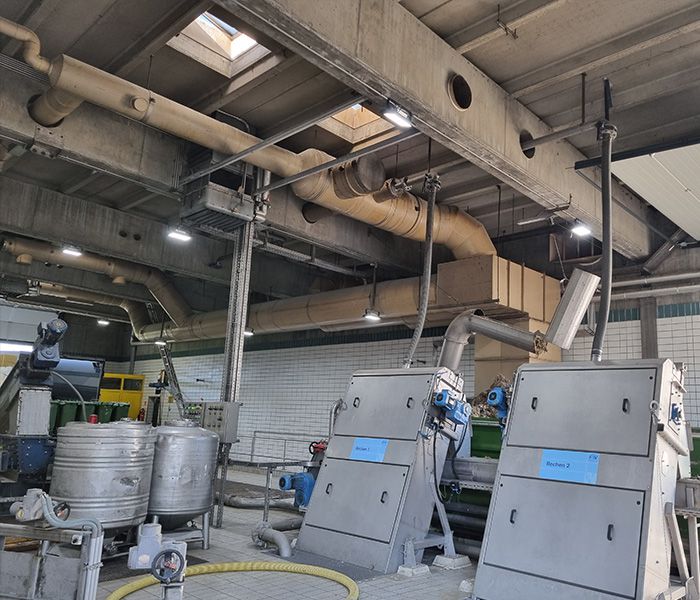 Éclairage LED Infrastructure - Bâtiment industriel d'une station d'épuration des eaux usées avec équipement technique