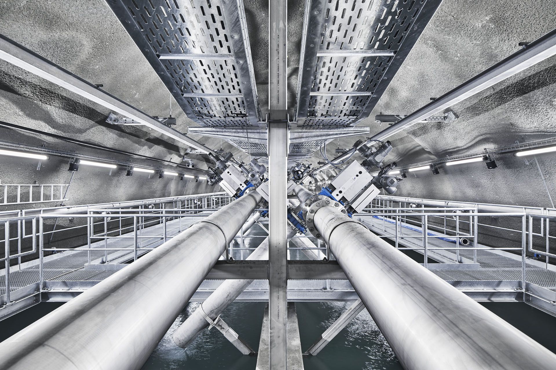 Illuminazione a LED per gallerie StreamLED nella galleria di base del Lötschberg con illuminazione uniforme dell'infrastruttura tecnica