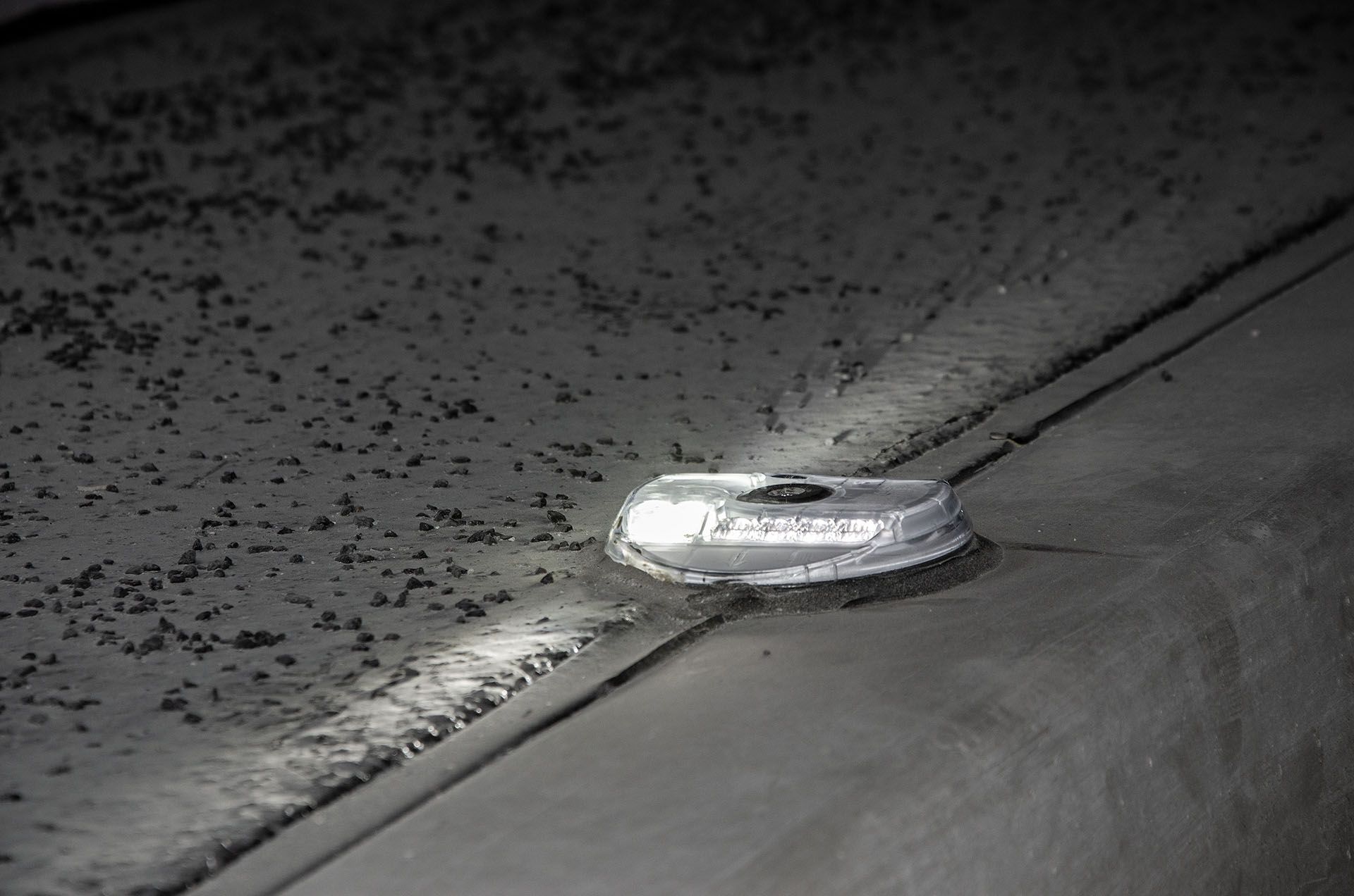 Eingelassene LED-Markierungsleuchte an der Tunnelkante – präzise, bodennahe Ausleuchtung für sichere Orientierung im Strassentunnel