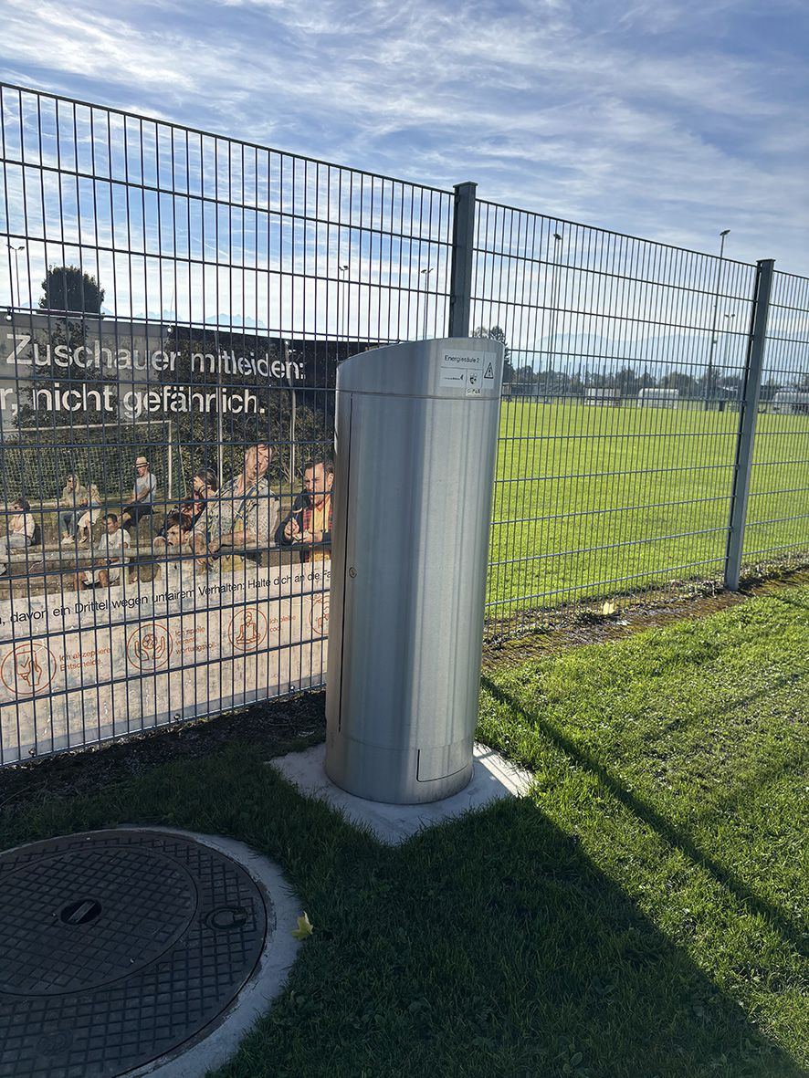 Colonna elettrica in acciaio inox RONDO in un campo sportivo pubblico per un'alimentazione sicura in aree esterne