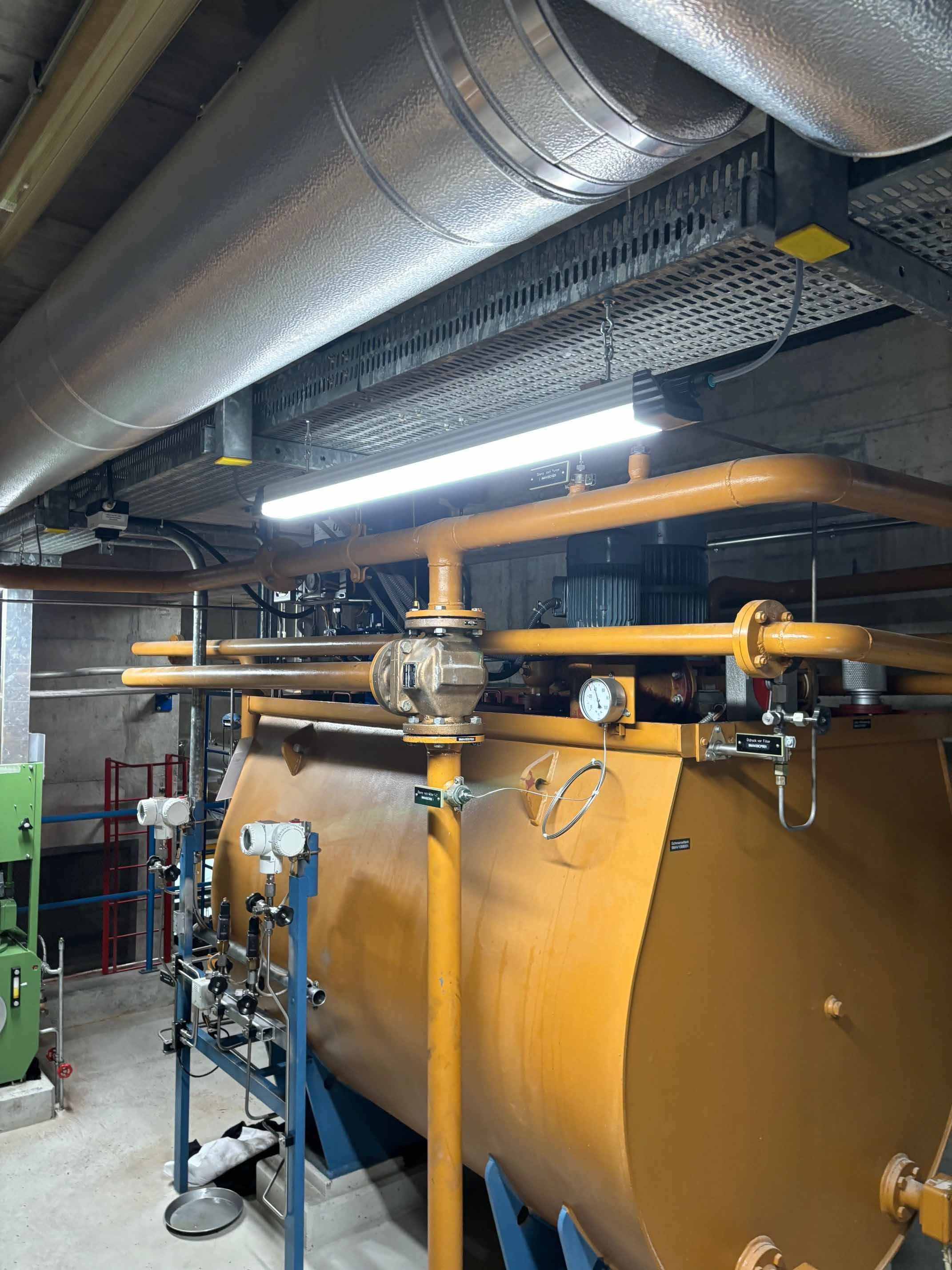 Technischer Anlagenraum mit industrieller Infrastruktur und LED-Industriebeleuchtung für sichere Wartungsarbeiten