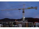 LED-Kranbeleuchtung auf einer Baustelle mit grossflächiger Ausleuchtung des Arbeitsareals bei Dämmerung