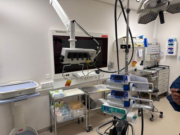 GIFAS hospital box on the swivel arm in the operating theater at Hirslanden Klinik St. Anna - more freedom of movement and safety for medical staff.