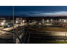 LED-Leuchten AlphaLUXX beleuchten die Abwasserreinigungsanlage Morgental gleichmässig und energiesparend bei Nacht