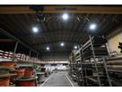 Illuminazione a LED in un capannone industriale con illuminazione uniforme delle aree di stoccaggio e di lavoro
