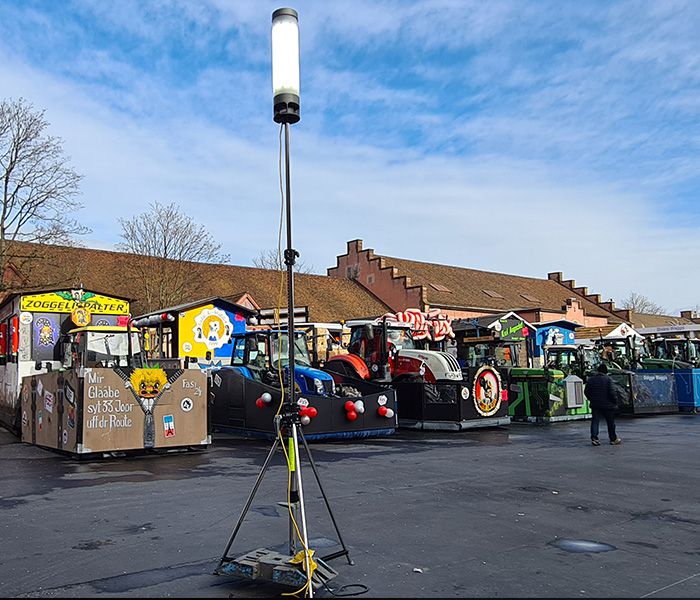 Mobile LED-Eventbeleuchtung auf Stativ – zuverlässige Ausleuchtung für Events im Aussenbereich