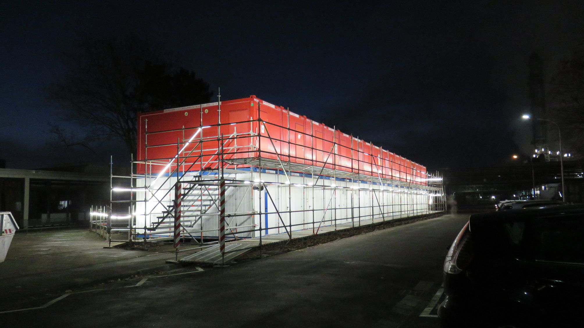 Sistema di illuminazione a LED FlexLED su container da costruzione - illuminazione notturna efficiente del cantiere per impianti industriali