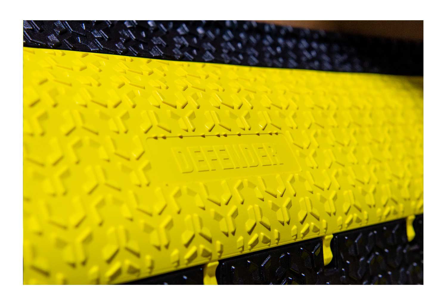 Kabelbrücke Defender mit rutschfester Oberfläche – robuster Kabelschutz für sichere Stromversorgung auf Baustellen und Events