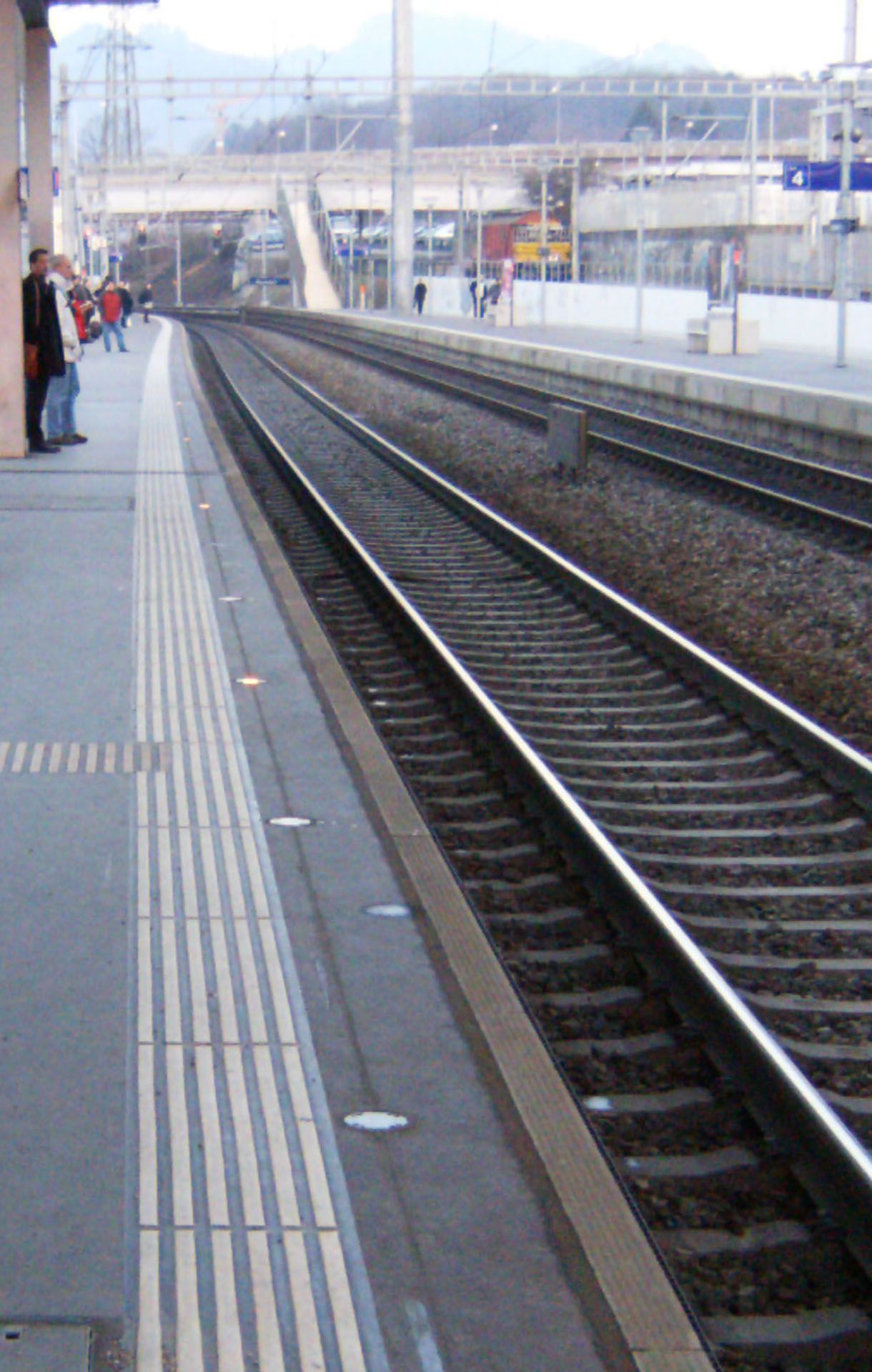 Illuminated platform edge at a station with integrated safety lighting