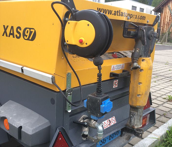 Stromversorgung Landwirtschaft – Zugkabelrolle an mobilem Kompressor für temporäre Energieversorgung im Ausseneinsatz