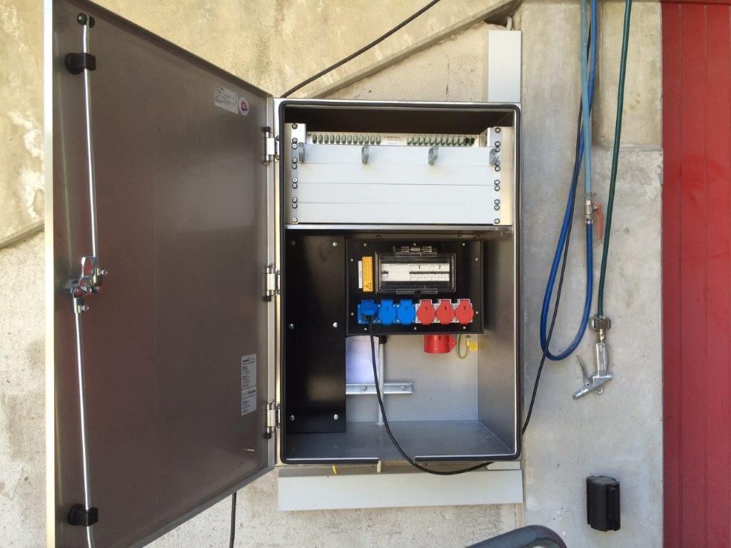 Distributore di corrente in acciaio inox nello stadio Tourbillon - distributore compatto a parete di GIFAS per un'alimentazione affidabile nelle aree esterne.