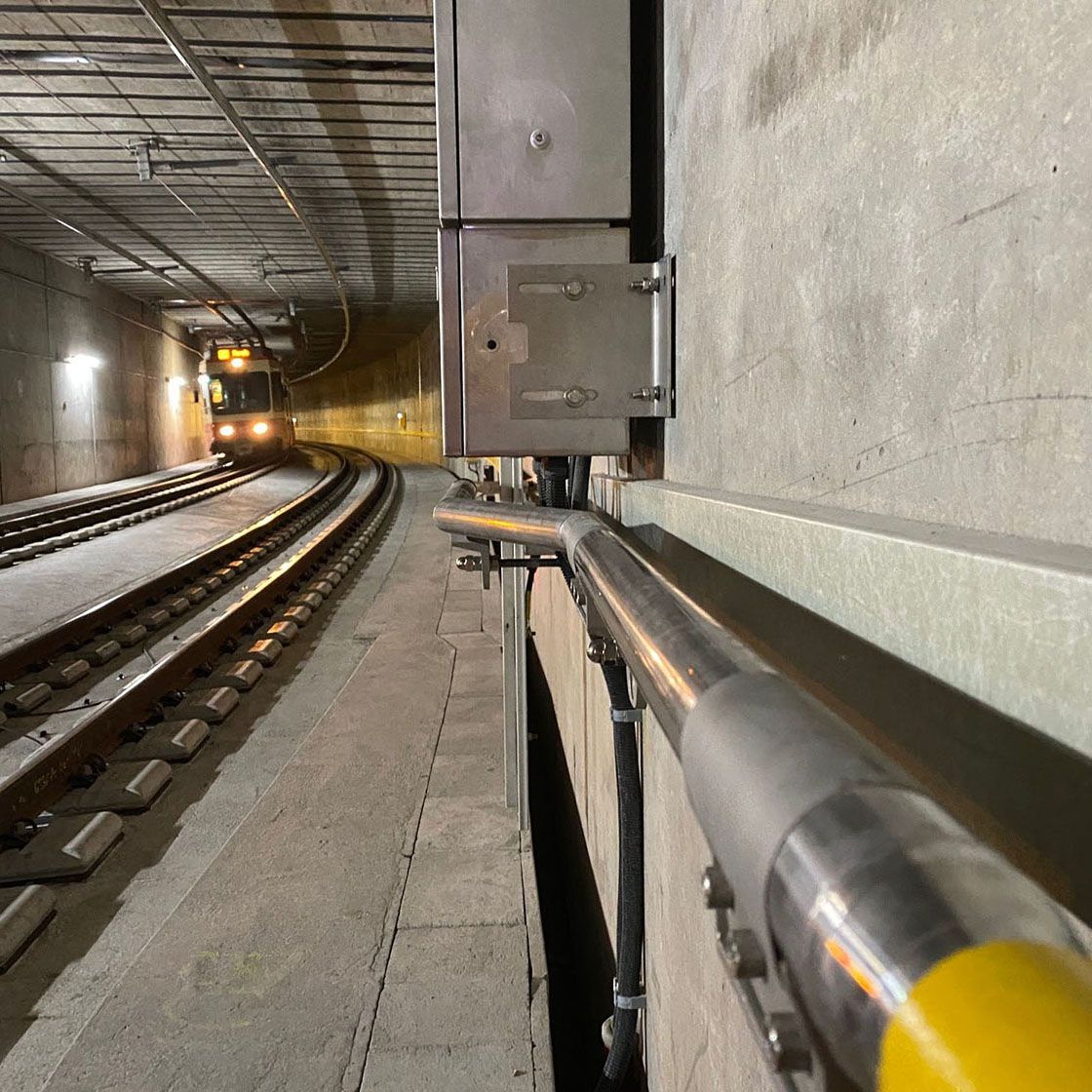 LaneLED GFK LED-Lichtleiste entlang der Gleise in einem Bahntunnel mit einfahrendem Zug