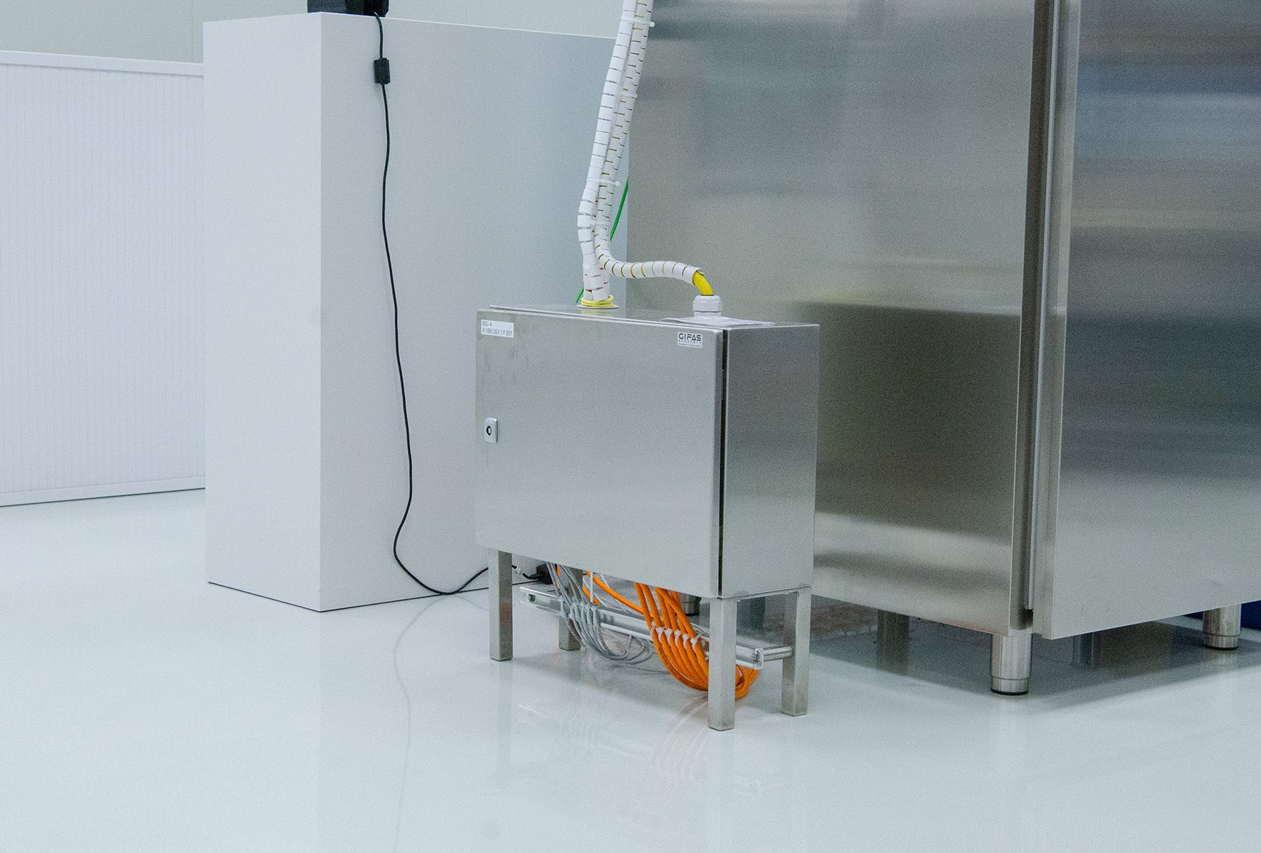 Scatole di derivazione a parete con cavi elettrici installate nel laboratorio di Goldach per la distribuzione elettrica