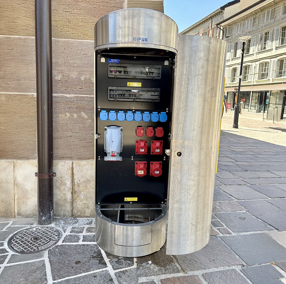 GIFAS RONDO L power supply bollard for public spaces