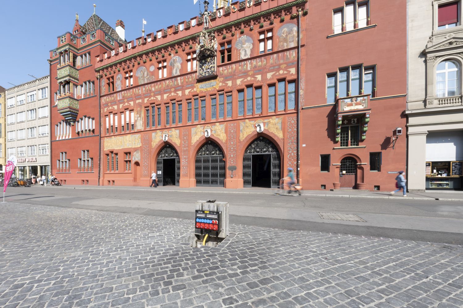 Unterflurverteiler am Marktplatz Basel vor dem historischen Rathaus – sichere Stromversorgung für Veranstaltungen und Märkte