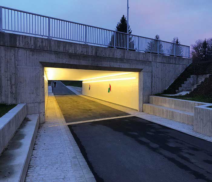 Ligne lumineuse à LED pour éclairer un passage souterrain pour piétons afin de sécuriser le cheminement la nuit