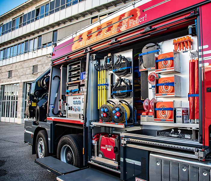 Feuerwehrfahrzeug mit geöffneter Ausrüstung und Kabelrollen – Stromversorgung und Technik für Feuerwehreinsätze