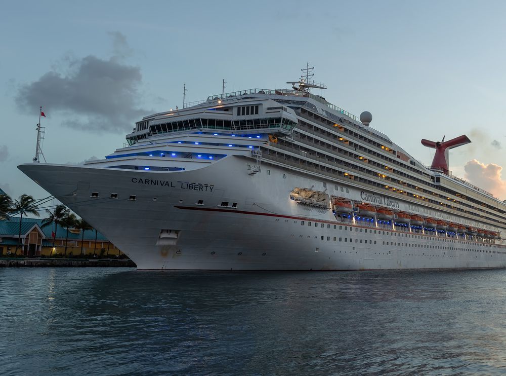 Nave da crociera in porto come esempio di infrastruttura navale con alimentazione e illuminazione affidabili