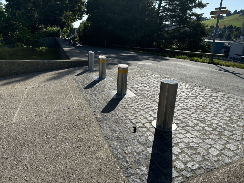 Impianti di dissuasori presso la cappella del cimitero di Herisau - controllo automatico degli accessi con dissuasori retrattili in acciaio inox