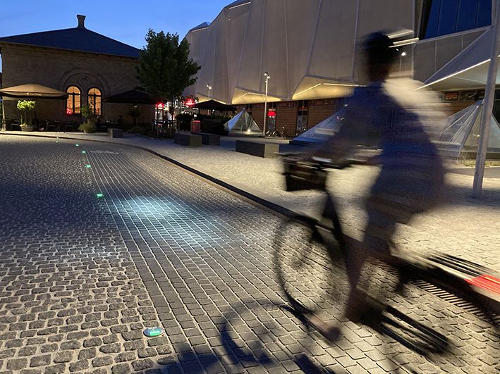 Grüne TrafficLED Bodenleuchten verbessern die Sichtbarkeit für Velofahrende und Fussgänger bei Nacht