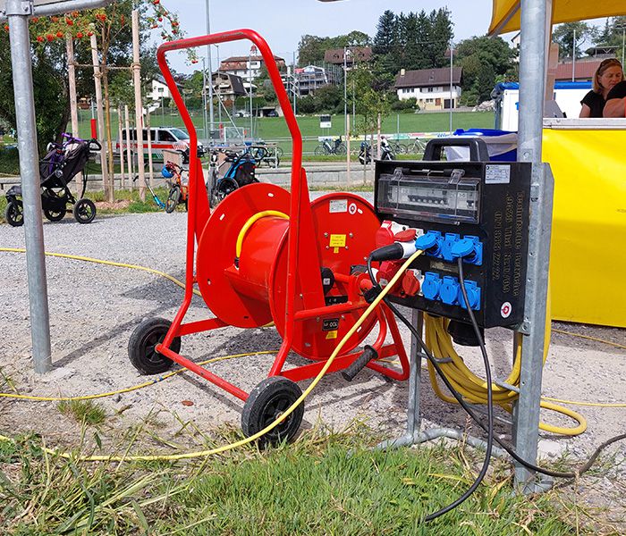 Enrouleur de câble mobile en tôle d'acier pour l'alimentation électrique sur le camping - solution robuste pour les utilisations temporaires