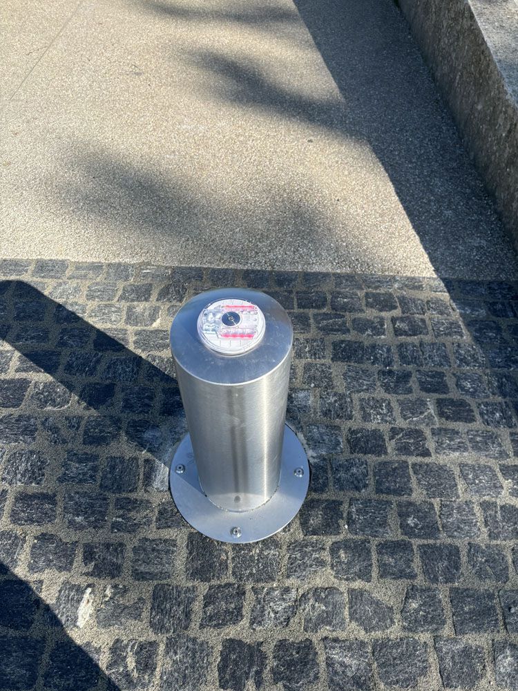 Vista dettagliata di un dissuasore in acciaio inossidabile presso la cappella del cimitero di Herisau - controllo degli accessi robusto e resistente alle intemperie