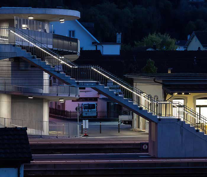 Éclairage LED des escaliers et des rampes d'un passage piéton près de la gare, pour des trajets sûrs la nuit