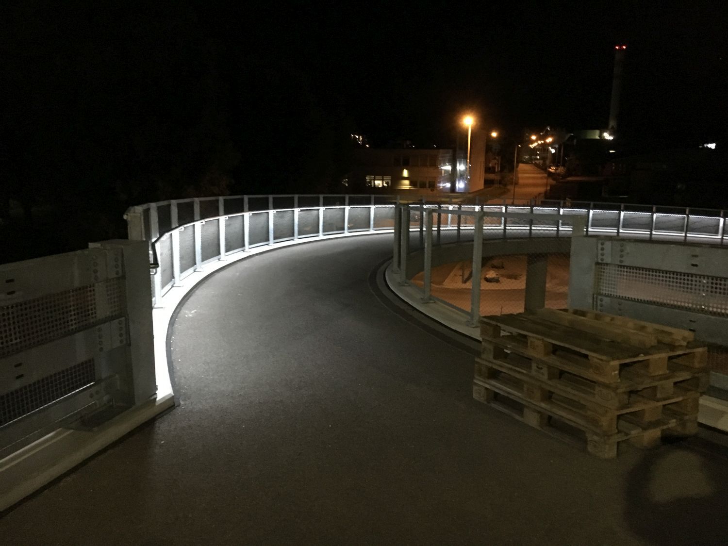 Rampe pour vélos éclairée la nuit avec main courante LED - guidage sûr et éclairage uniforme pour les cyclistes