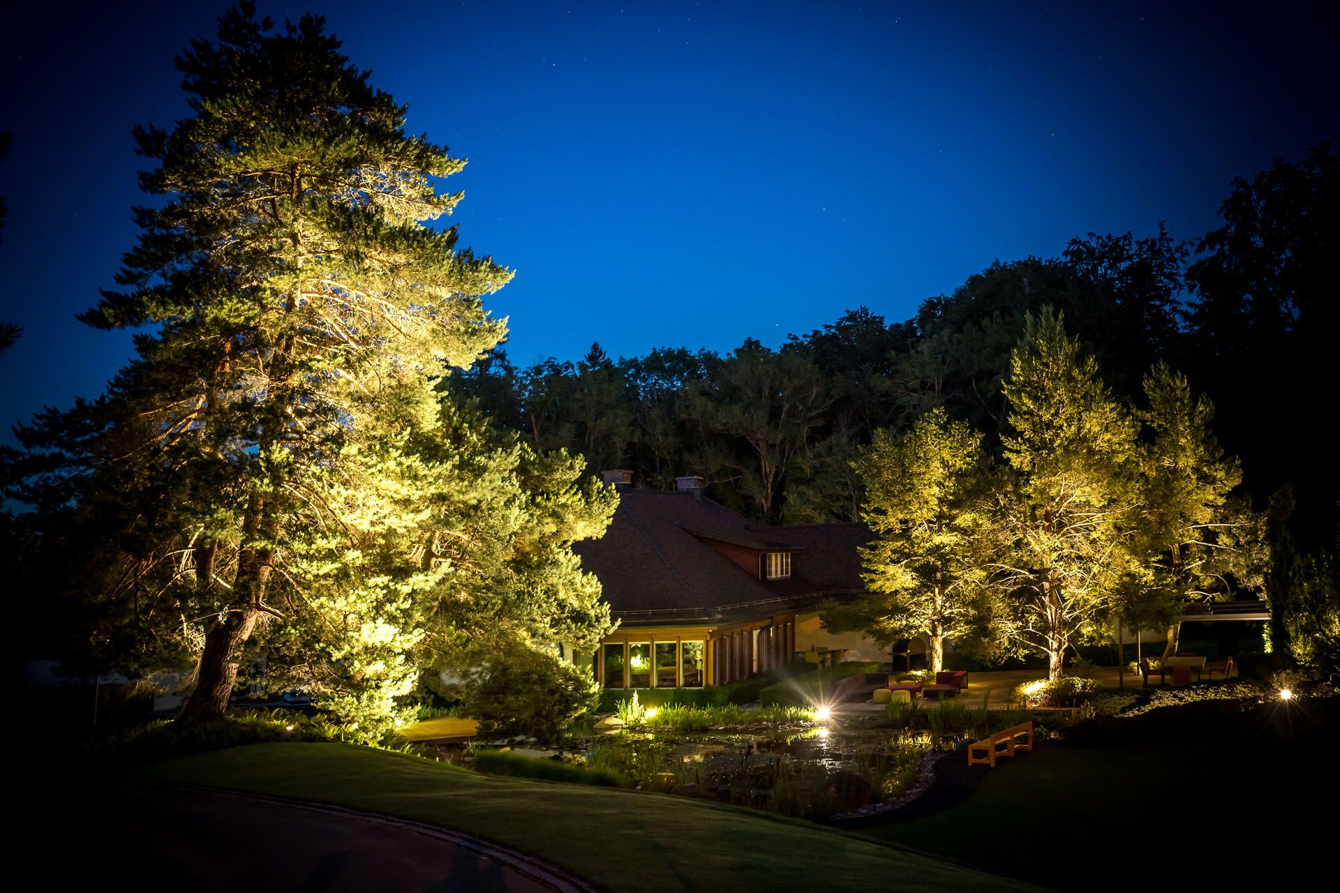 VisuLED garden lighting impressively sets the scene for large trees, ponds and house facades and creates an atmospheric ambience at night
