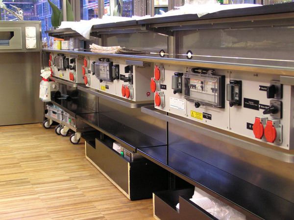 Stromverteilung in einer Gastronomie-Küche mit GIFAS Steckdosenverteilern – sichere Energieversorgung für Take-Away-Bereich