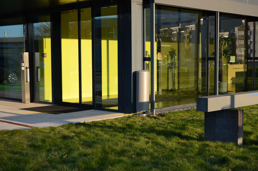 Energiesäule im Aussenbereich bei Gebäude für diskrete Stromversorgung in halböffentlichen Bereichen