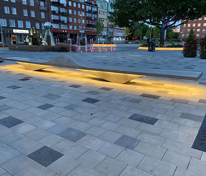 LED-Bodenbeleuchtung auf öffentlichem Platz – atmosphärische Lichtgestaltung für Aufenthaltsbereiche