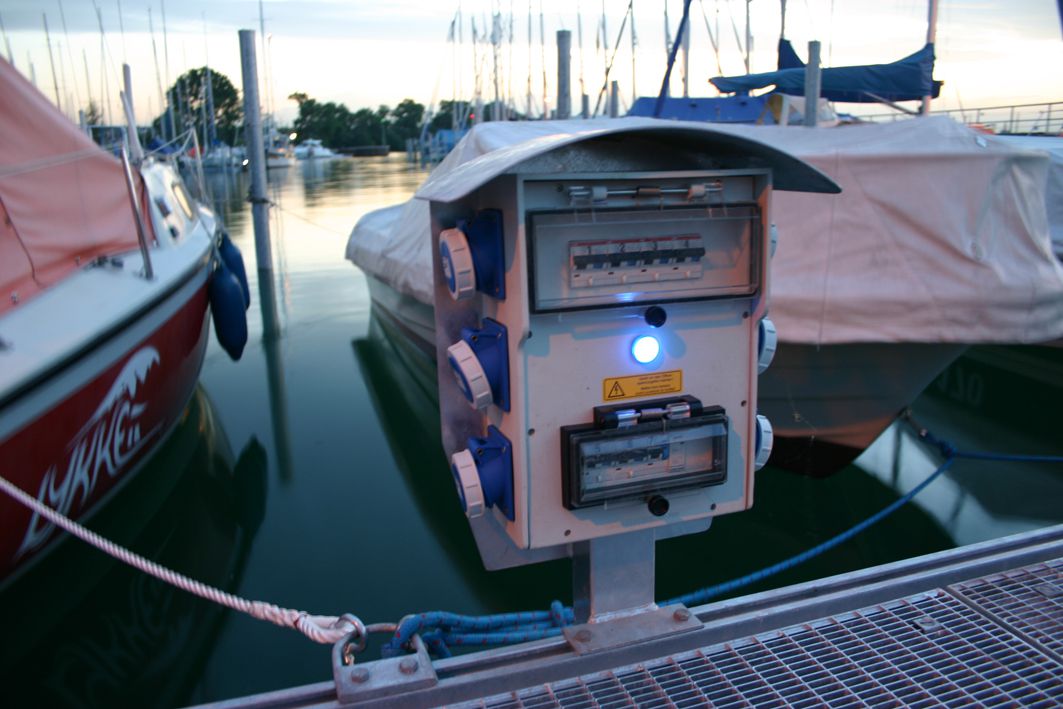 GIFAS power column for safe power distribution in the harbor - reliable power supply for boats and jetties