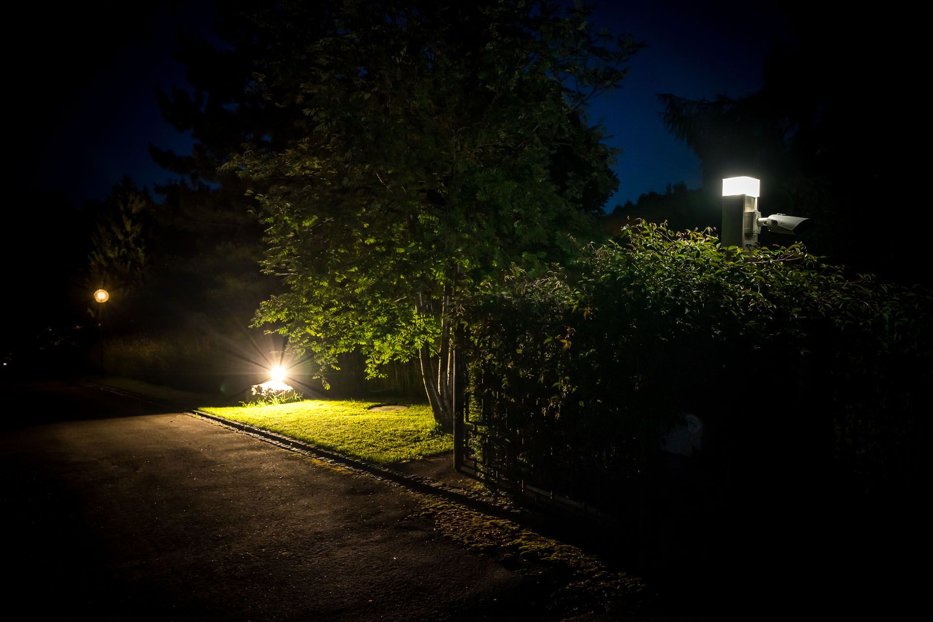 L'illuminazione notturna del giardino ES-LED a profilo energetico illumina un percorso nel quartiere e garantisce sicurezza e orientamento nell'area esterna