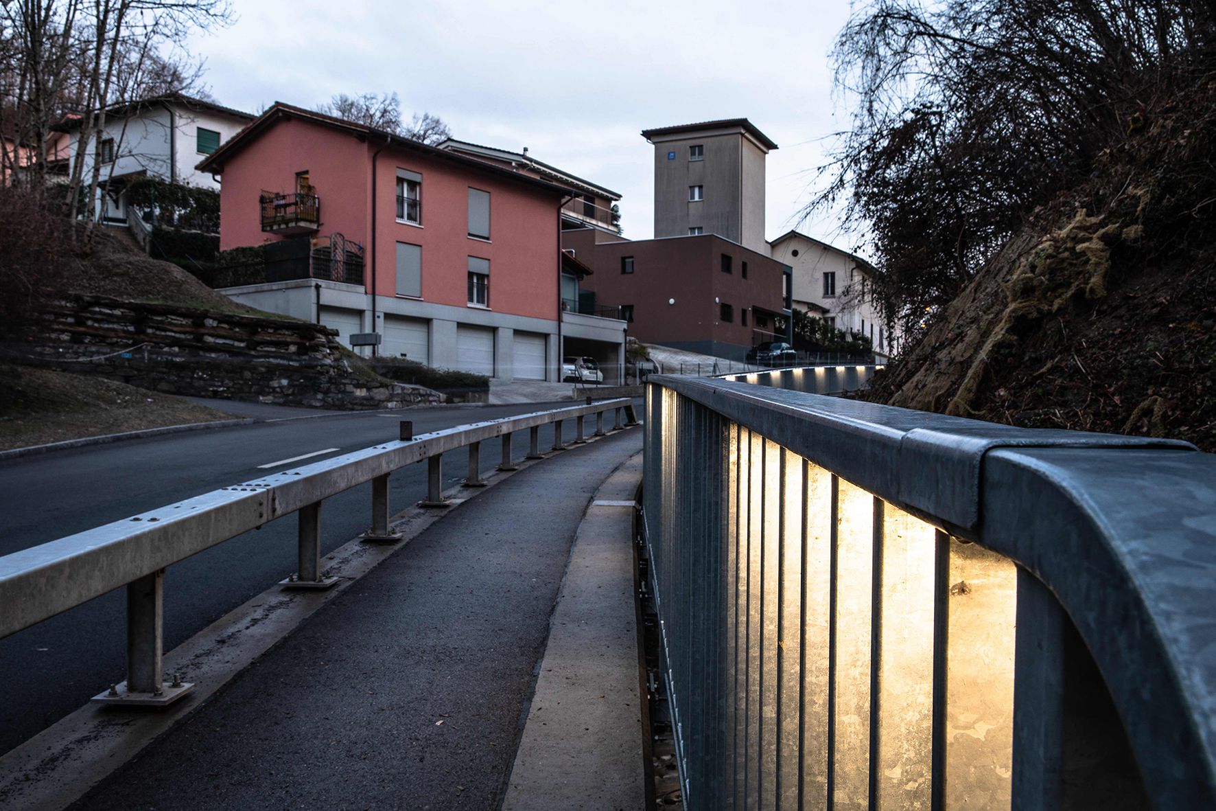 Sistema di guida a LED LaneLED lungo un sentiero pedonale e ciclabile con illuminazione integrata per un percorso sicuro
