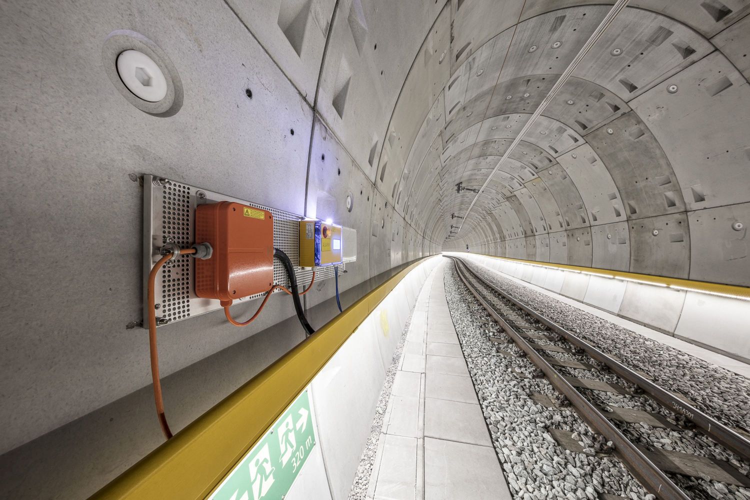 LaneLED Sicherheitsbeleuchtung im Bahntunnel Glatscheras – durchgehende Not- und Fluchtwegbeleuchtung mit integrierter Stromversorgung