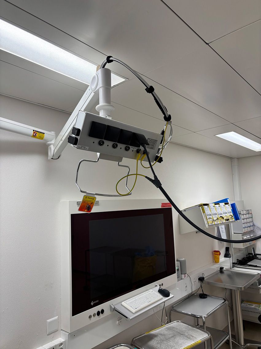 Il box ospedaliero GIFAS sul braccio girevole nella sala operatoria della Hirslanden Klinik St. Anna: maggiore libertà di movimento e sicurezza per il personale medico.