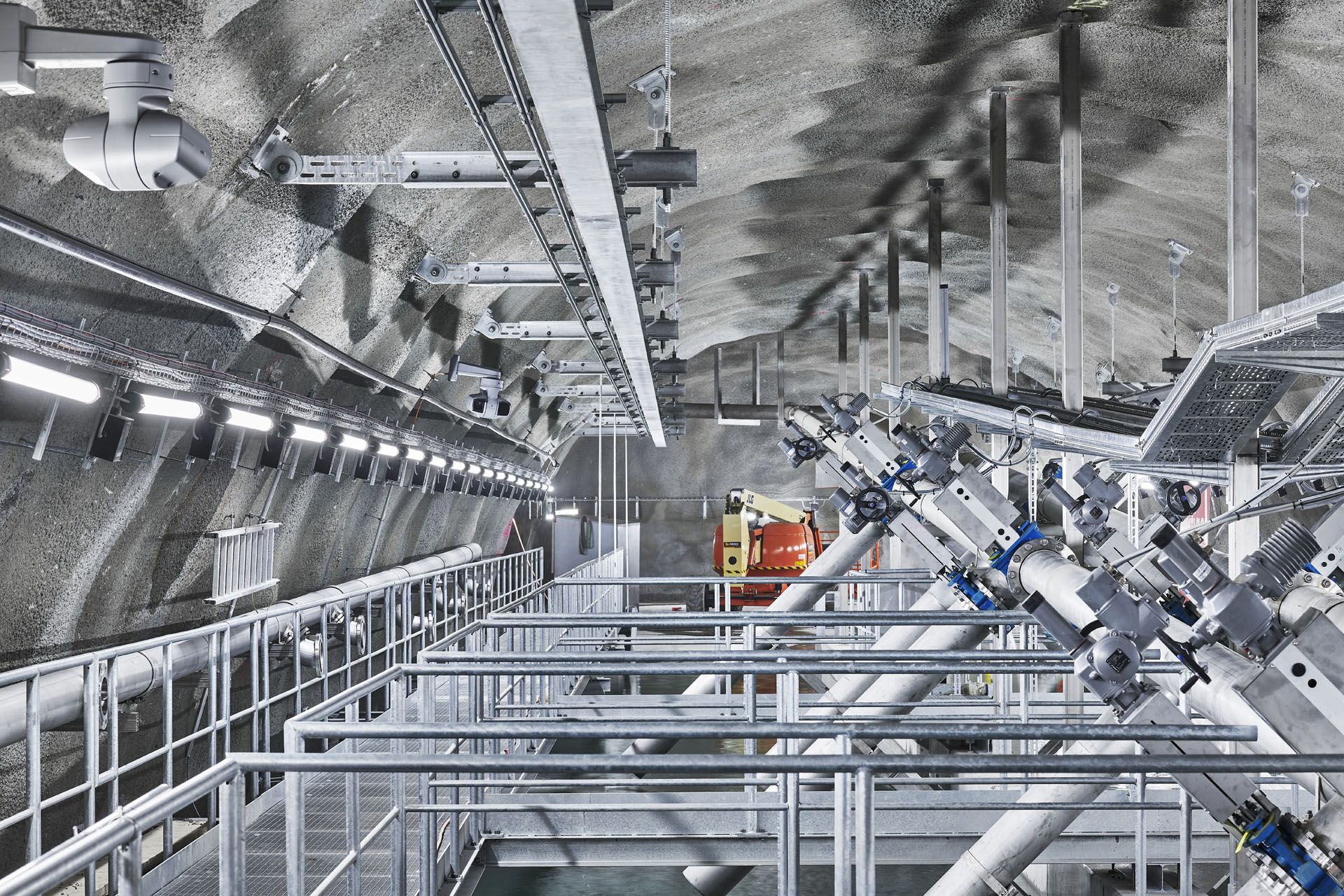 Illuminazione a LED per gallerie StreamLED nella galleria di base del Lötschberg con aree tecniche e di manutenzione illuminate