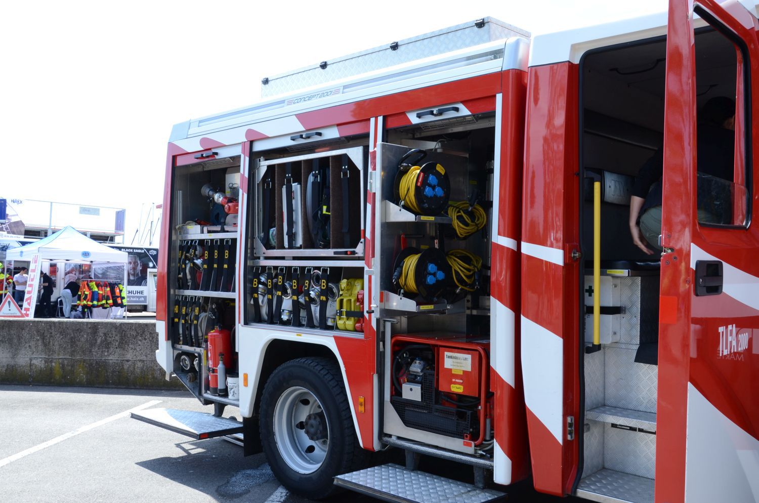 Autopompa con avvolgicavo in gomma dura e distribuzione di corrente nell'area operativa