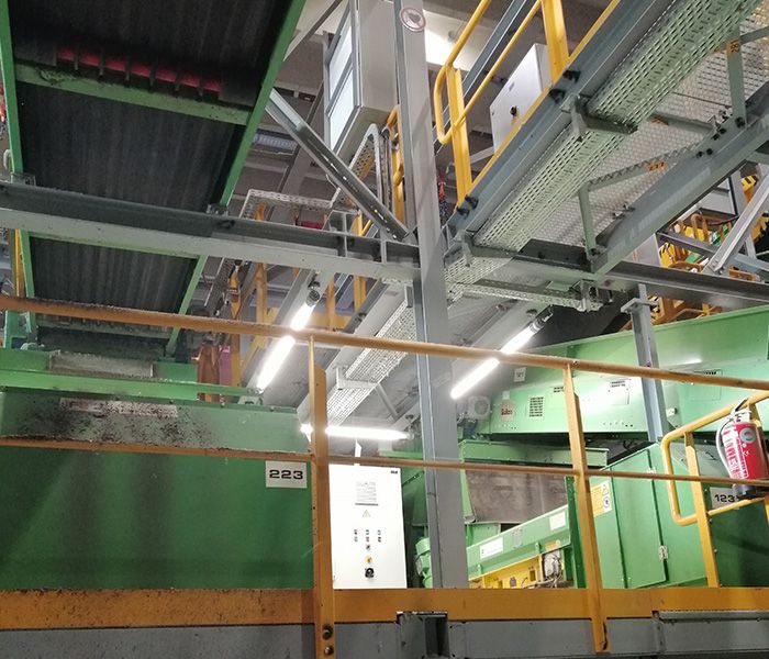 Barre lumineuse à LED dans l'industrie métallurgique - Éclairage StreamLED dans un centre de recyclage avec installation industrielle