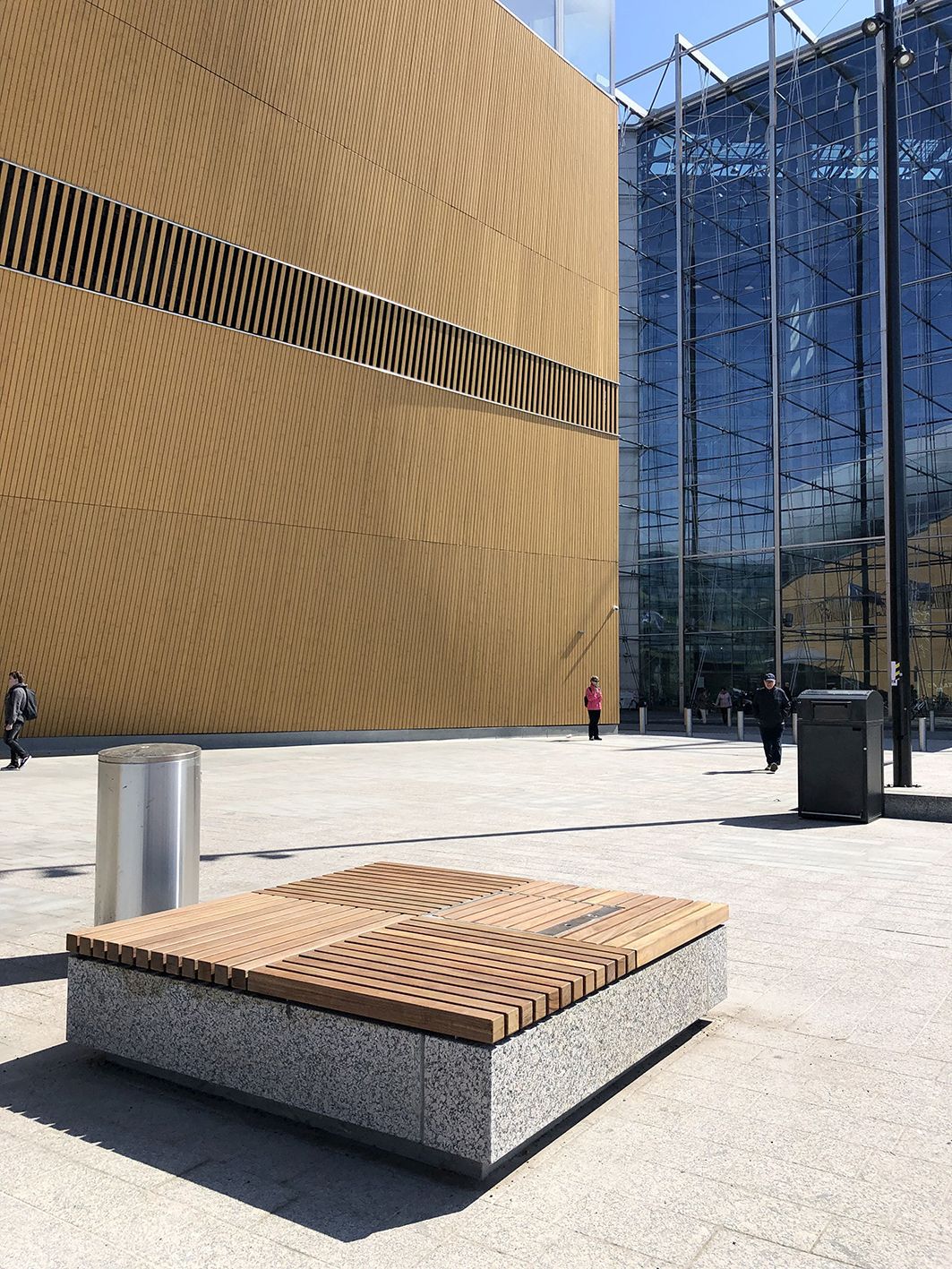 Distributore a pavimento con panchina integrata davanti alla biblioteca centrale Oodi di Helsinki - alimentazione discreta negli spazi pubblici