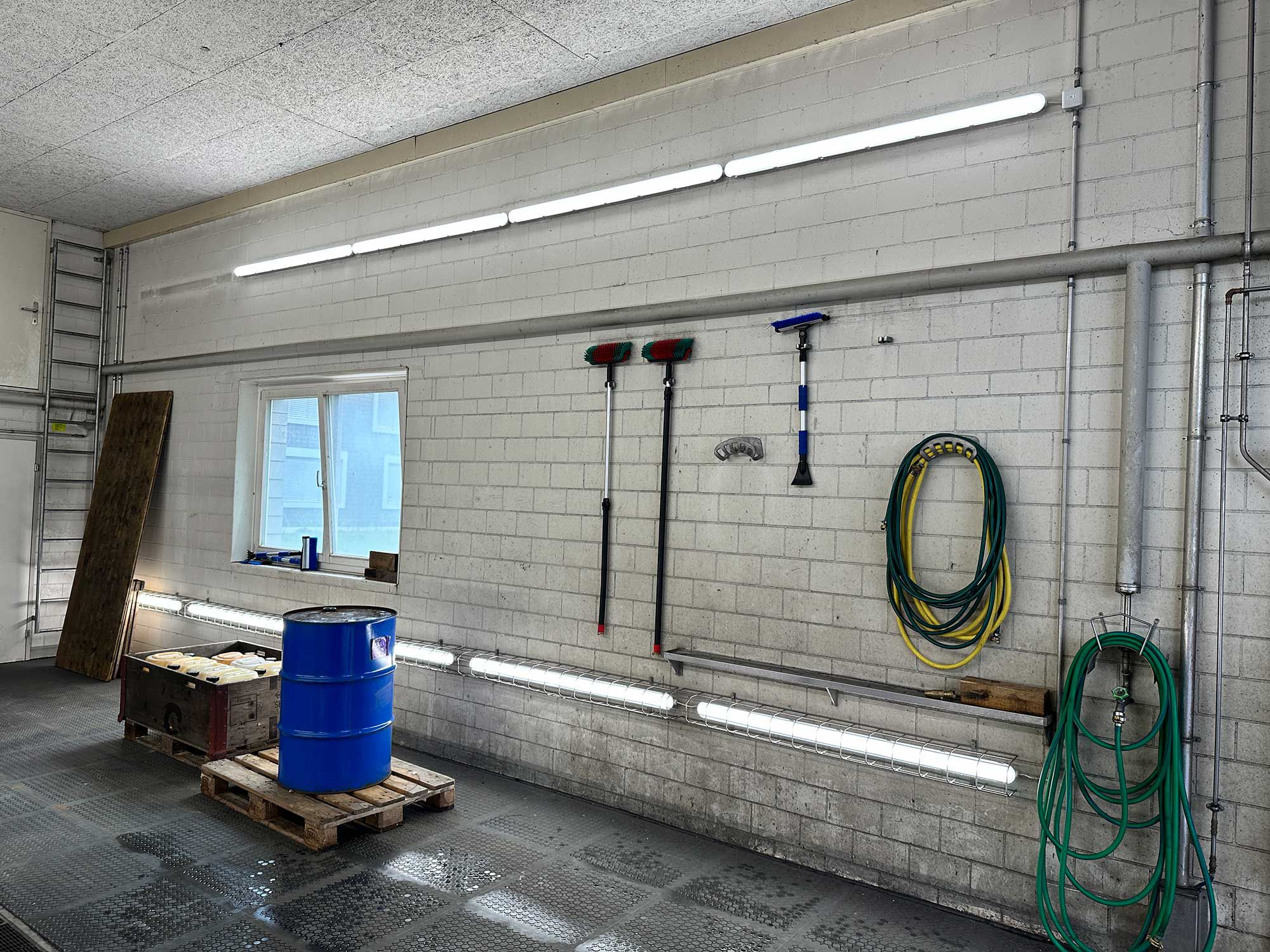 LineLED PRO 4 LED-Leuchten von GIFAS in einer Waschbox installiert – robuste und langlebige Beleuchtung für Industrieumgebungen.