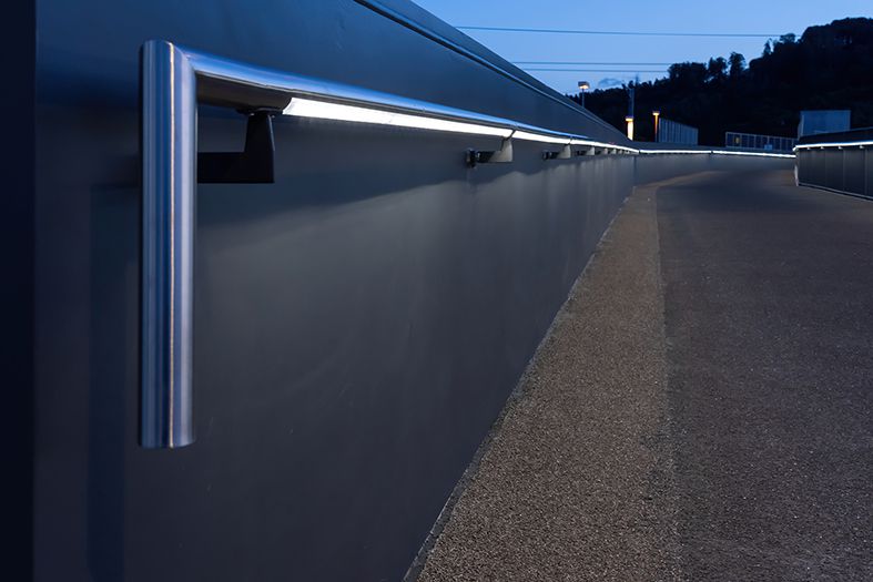 Detailansicht der LaneLED INOX42 zur sicheren Rampen- und Bahnhofsbeleuchtung am Bahnhof St. Margrethen