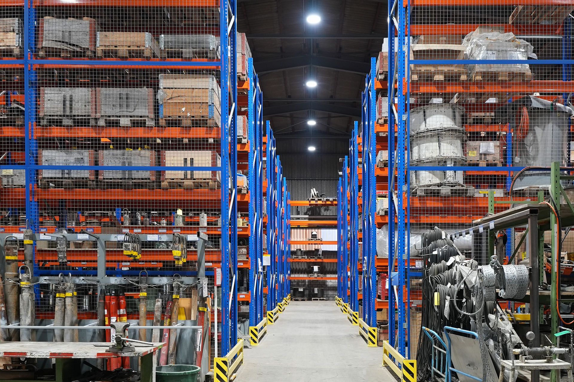 Illuminazione a LED di un capannone industriale a scaffali alti con illuminazione uniforme dei corridoi del magazzino