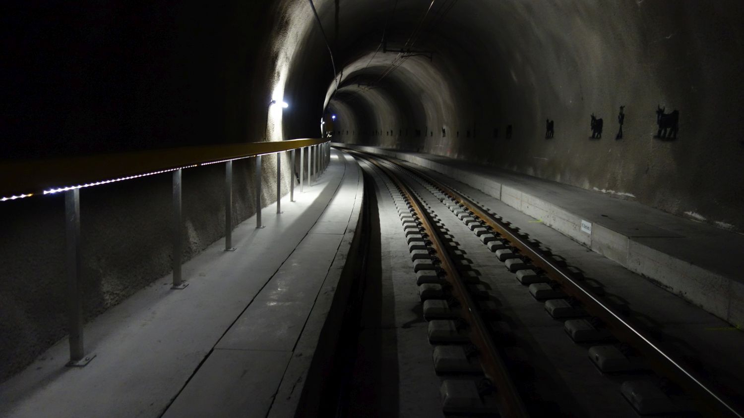 LED light strip LaneLED in the Ruckhalde railroad tunnel - efficient and safe tunnel lighting along the tracks