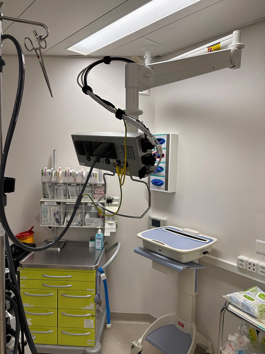 Box per ospedale di GIFAS sul braccio girevole della sala operatoria della Hirslanden Klinik St. Anna - installazione sicura e igienica al di fuori dell'area del pavimento.