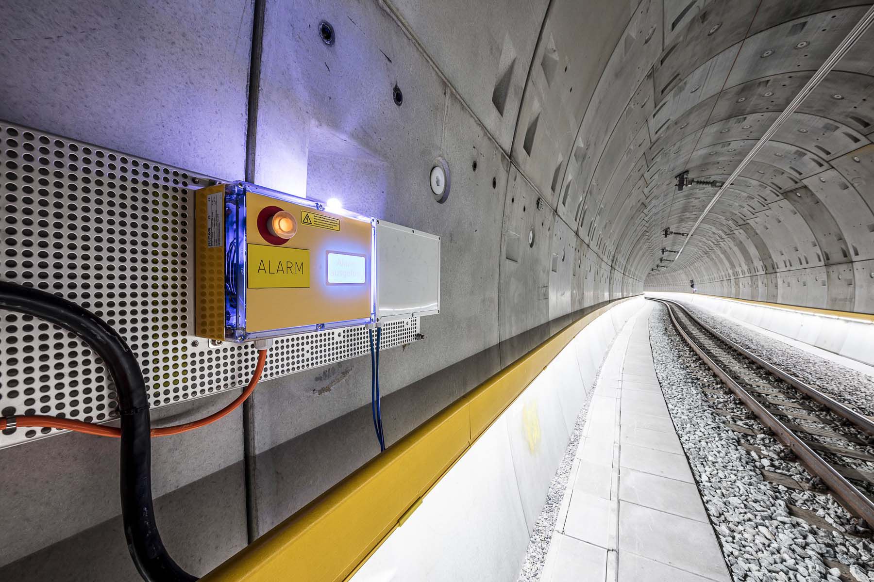 Éclairage dans les tunnels ferroviaires avec LaneLED et module d'alarme pour une orientation et une sécurité d'exploitation sûres