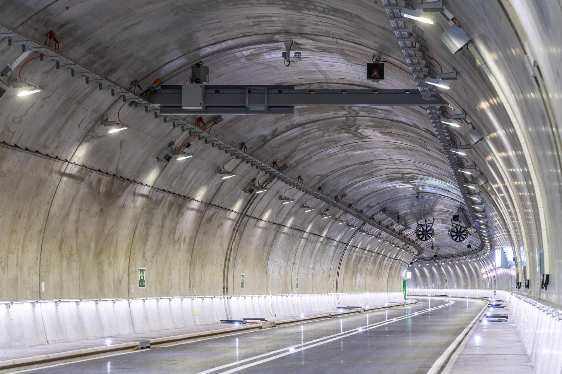 Tunnel routier avec éclairage LED continu sur les murs et le plafond pour un guidage sûr du trafic et une bonne visibilité