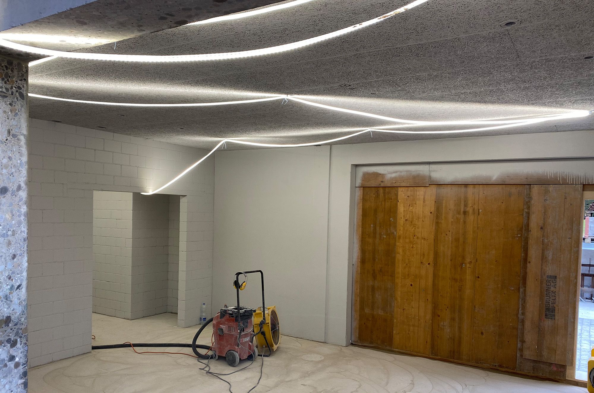 Halogenfreie FlexLED Beleuchtung von GIFAS auf Baustelle installiert – effiziente und sichere Lichtlösung .